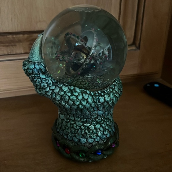 Sam Fransisco Music Box Company Dragon Claw Snow Globe Snowglobe Music 85mm - Picture 3 of 7